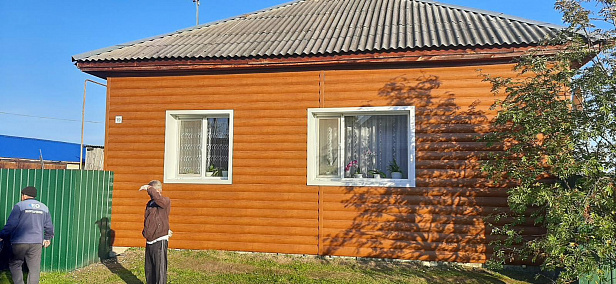 Обшивка дома сайдингом под бревно 
