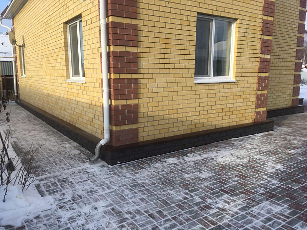 Обшивка цоколя панелями под камень