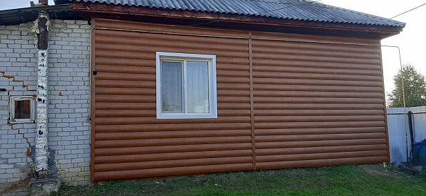 Обшивка дома сайдингом под бревно 